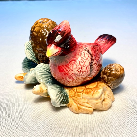 Ceramic Cardinal Bird and Acorn Salt and Pepper Shakers Set with base CR - Picture 3 of 13